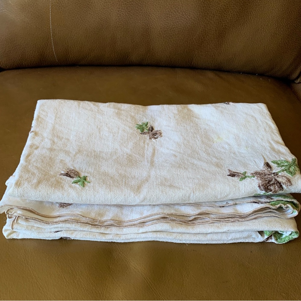 VINTAGE | Embroidered Linen Tablecloth